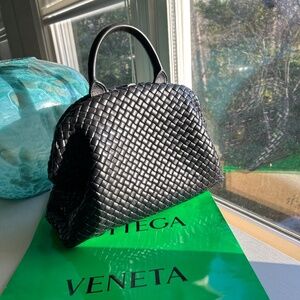BOTTEGA VENETA  Nappa Intrecciato Medium Padded The Handle Black
